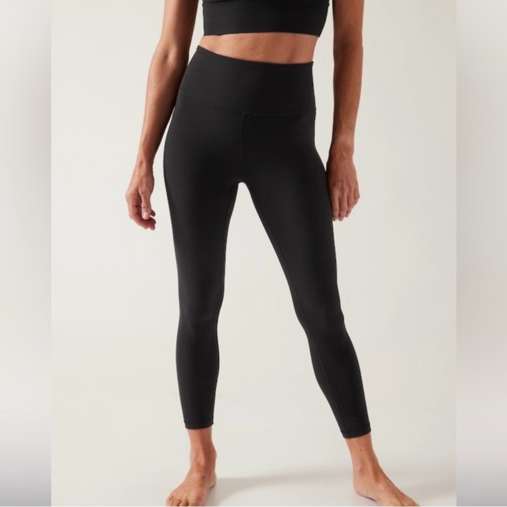 Like new Athleta ultra rise elevation 7/8 leggings